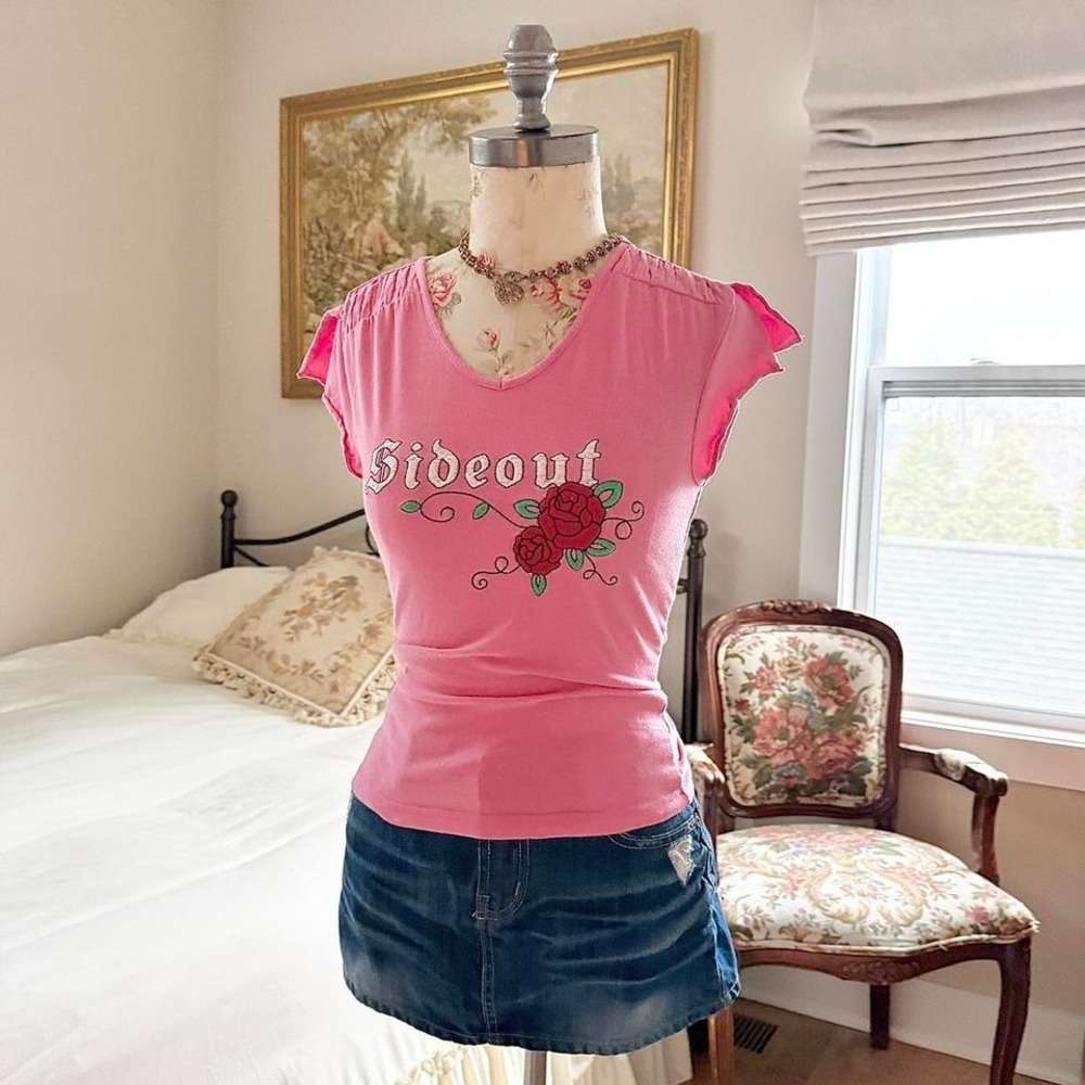 pink baby tee ‎ y2k sideout tee fits like a small